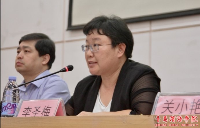 首先，全体师生起立奏唱校歌。