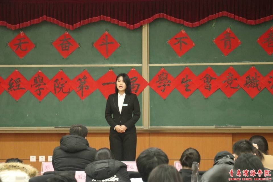 教学干事李圣梅老师