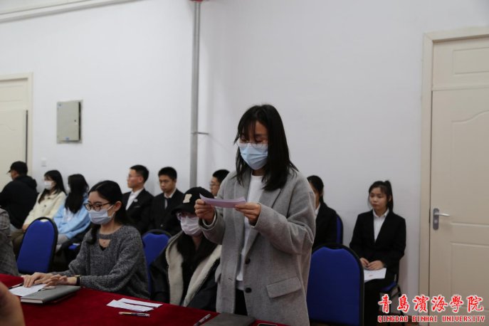 会议在庄严的《国际歌》中拉开帷幕