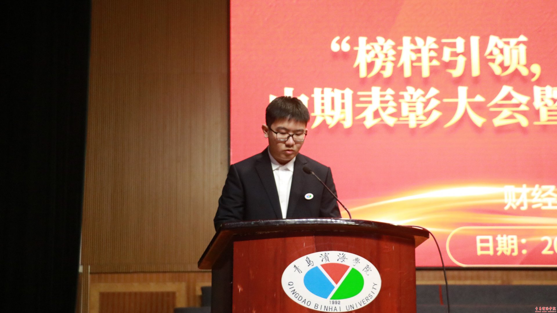 10在校礼堂召开“榜样引领