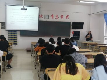 在同学们期待的目光和热烈的掌声中
