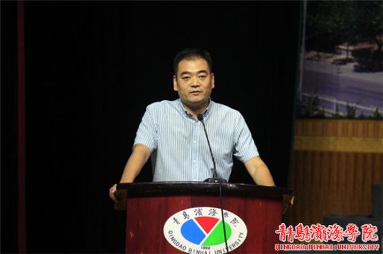 典礼在澎湃高亢的校歌声中拉开了序幕