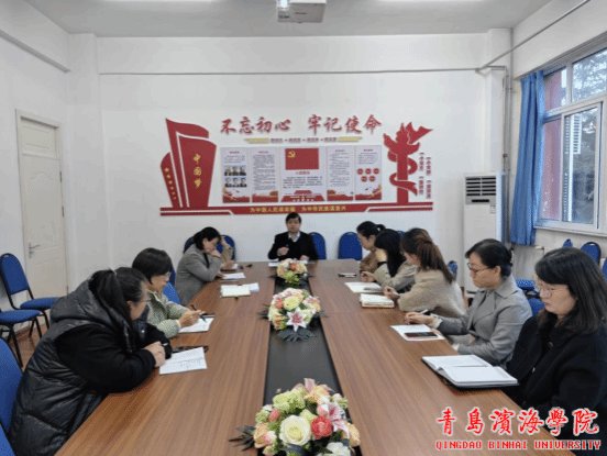 教学干事李圣梅老师将评审会上5位评审