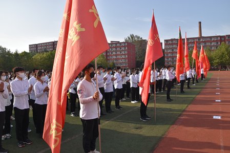 10在北校操场参加全校升旗仪式